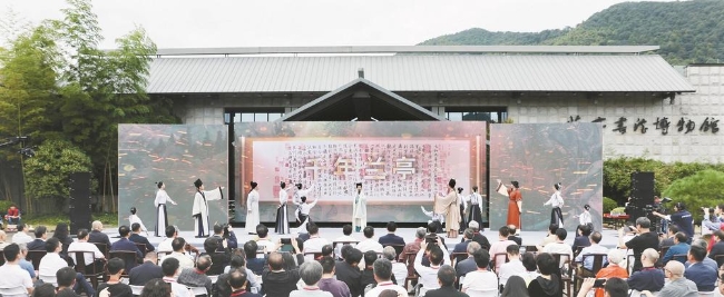 第八屆中國(guó)書(shū)法蘭亭獎(jiǎng)?lì)C獎(jiǎng)儀式 暨作品展開(kāi)幕式在我市舉行